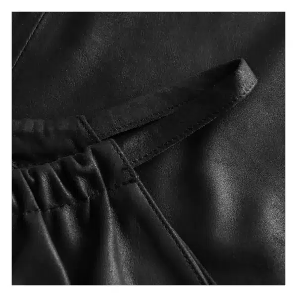 Close-up view of shoulder strap of Women’s Leather top with Waistband Nero Black